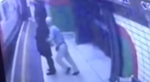 È islamica e col velo: un uomo la spinge sotto la metro. "Giocava con lo smartphone"