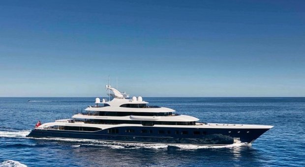 Bernard Arnault, proprietario di Louis Vuitton, a Palinuro con il suo mega yacht: a bordo piscina con cascata, spa, cinema e campo da golf