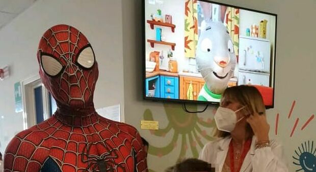 Spiderman in ospedale: sorpresa per i bimbi ricoverati