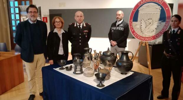 I vertici del Nucleo tutela patrimonio culturale di Venezia e dei Carabinieri di Rovigo consegnano le preziose ceramiche al Museo di Adria