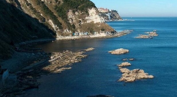 Ancona, litorale occupato dai grottaroli: cadono i reati, due assoluzioni