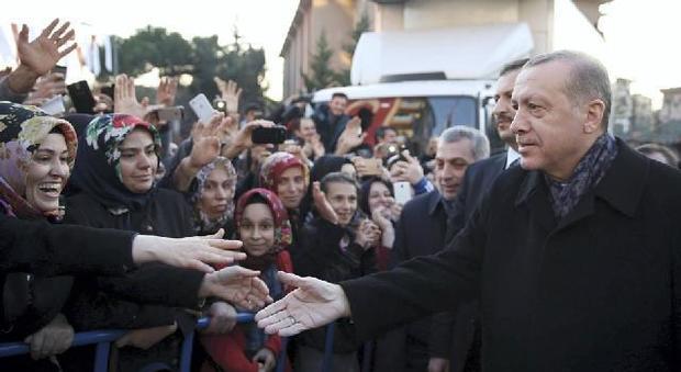 Erdogan: «Apro le frontiere ai profughi»
