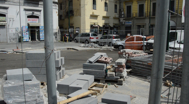 Napoli, Piazza Principe Umberto tra cantieri fermi, caos e degrado: «Ci vogliono presidi fissi»