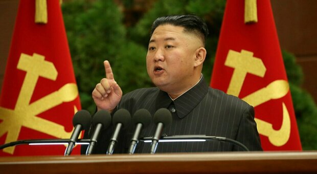Corea del Nord, Kim Jong-un vieta le giacche di pelle: «I cittadini non posso copiare il suo look»