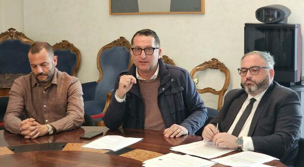 Provincia di Ascoli, Loggi passa al contrattacco e si scaglia contro il vice Borraccini: «Quale Bilancio, mossa politica del Pd»