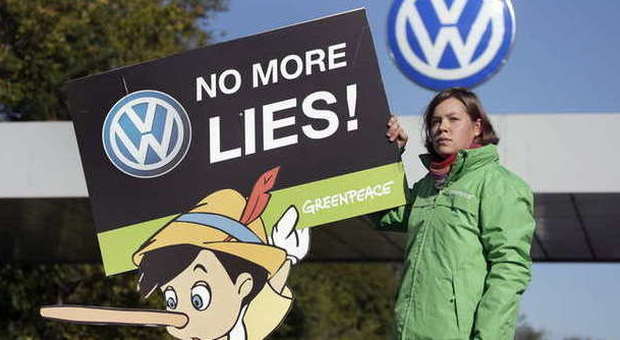 Proteste davanti alla Volkswagen