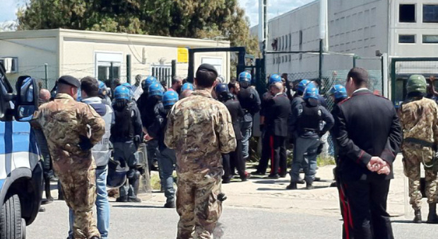 Migranti, rivolta davanti al Cara: in 200 bloccano via Tiberina, trafico in tilt