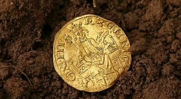Scopre con il metal detector una moneta d'oro di re Enrico III: vale 480mila euro