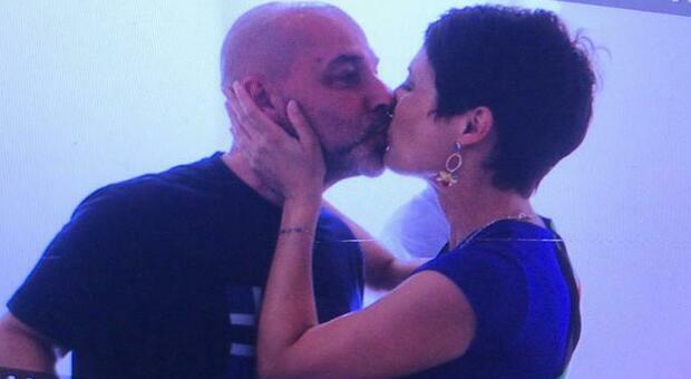 Il bacio dopo il trionfo che Rossella Cendron da Silea ha dato al marito per festeggiare il mandato bis da sindaca