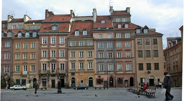 La piazza del Mercato a Varsavia dove è stato posizionato il Leone di San Marco