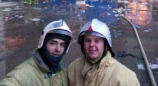 Il selfie dei pompieri a lavoro