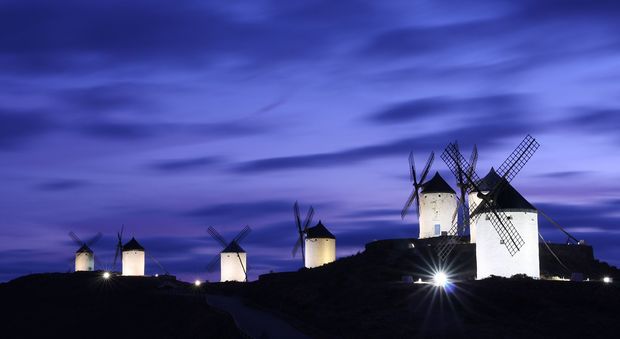 L'incredibile contrasto dei mulini a vento di notte con il cielo della Mancha