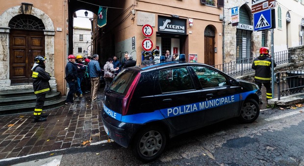 «Cadono coppi dal tetto dell'ex carcere»: Perugia, chiuse via del Parione e zona piazza del Circo