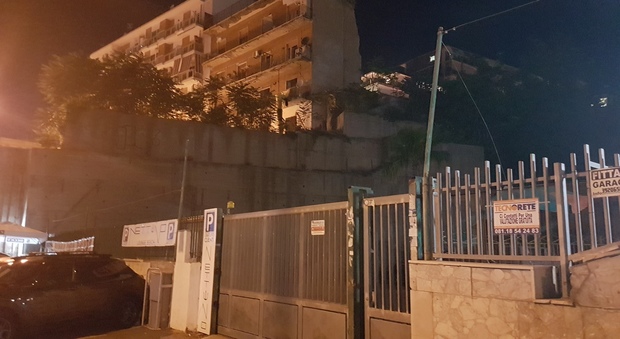 Torre Annunziata, pericolo di crollo: chiuso il parcheggio sotto il palazzo del dramma