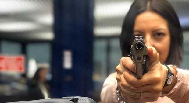 Ilaria, la mamma con la pistola che sfida gli uomini al tiro dinamico