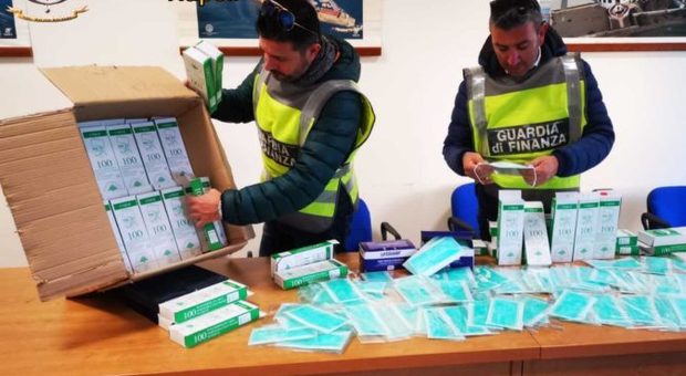 Coronavirus, 10mila mascherine sequestrate dalla Guardia di Finanza e donate all'ospedale Cotugno di Napoli