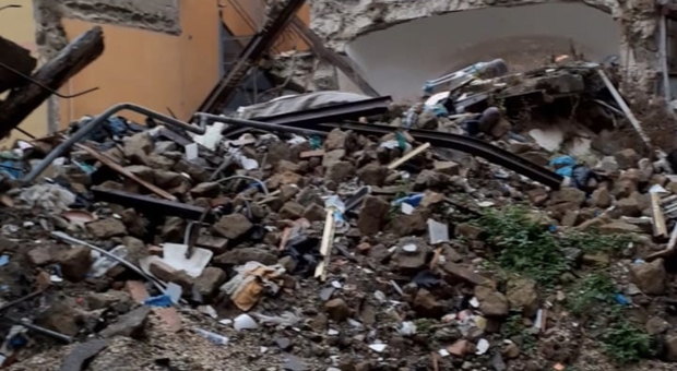 Quel che resta della palazzina crollata a Sant'Antimo