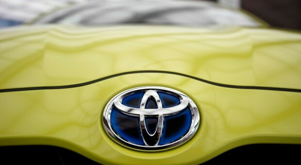Airbag killer, Toyota ritira migliaia di auto: «Potrebbe sparare frammenti metallici e uccidere il guidatore». I morti sono già 27
