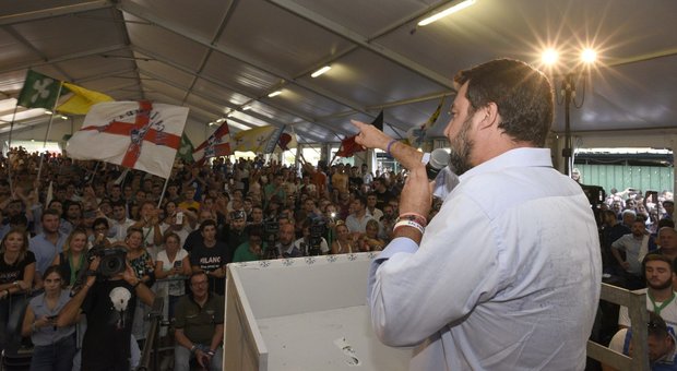 Salvini show a Pontida, sfida al proporzionale. Al raduno anche insulti a Mattarella