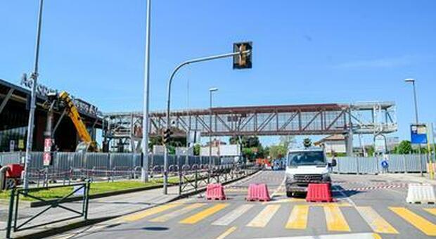 I lavori di posa della passerella dell'aeroporto Canova di Treviso che si sono conclusi con 24 ore di anticipo