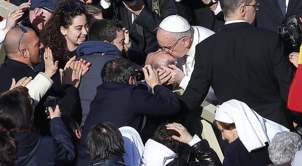 Papa Francesco bacia un disabile