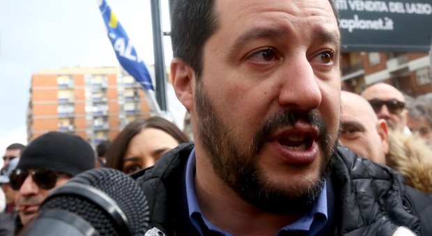 Papa a Lesbo, Salvini: «Poveri anche a Roma, ma meno chic»