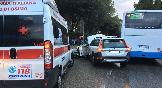 Osimo, scontro tra due auto dopo il sorpasso al bus: donna all'ospedale