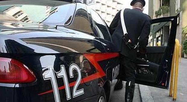 In strada volano piatti e bicchieri: 38enne alterato fermato dai carabinieri