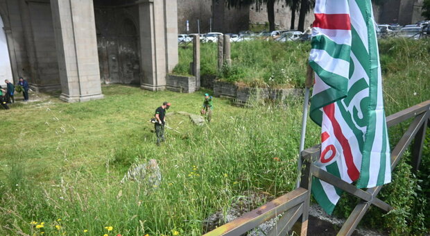 I volontari Fai Cisl liberano dall'erba alta Santa Maria delle Fortezze. «Ora il Comune mantenga pulito»