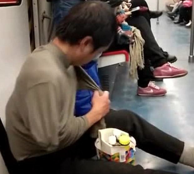 Cina, chiede l'elemosina sul treno fingendosi senza braccia: un video lo smaschera