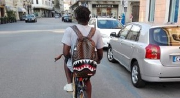 Beccato con la bici rubata l'ivoriano fornisce false generalità: denunciato