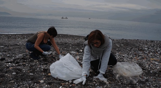 San Giovanni, cittadini e associazioni ripuliscono la spiaggia: topi morti e scarti edili tra la sabbia