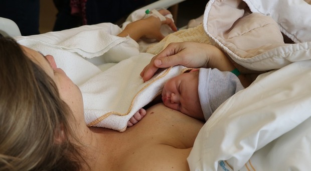 I bambini nati con il parto cesareo contraggono più infezioni: lo studio