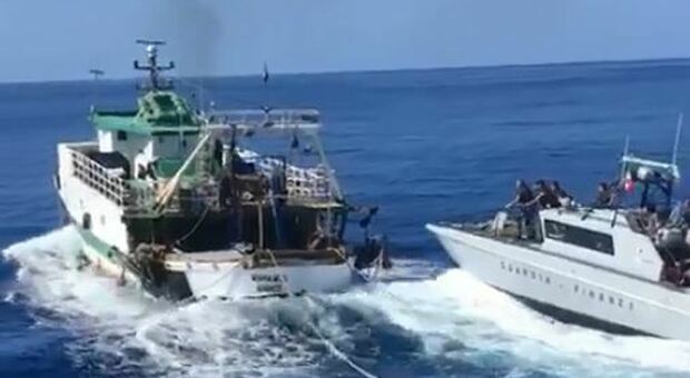 Lampedusa, Guardia di Finanza spara contro peschereccio tunisino: è fuggito speronando una motovedetta
