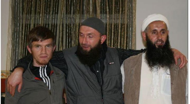 Da sin. Karamaleski, Mesinovic (l'imbianchino di Longarone morto in Siria) e l'imam Bosnic
