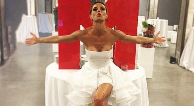 Martina Colombari e l'anniversario di nozze: ​bellissima e supersexy in abito bianco -GUARDA