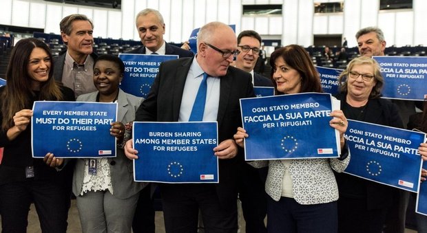 Eurodeputati Pd, cartelli e slogan a Strasburgo: l'Ue agisca sui migranti