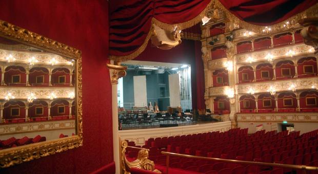 Serata speciale per i dieci anni della ricostruzione dopo il rogo del Teatro Petruzzelli a Bari