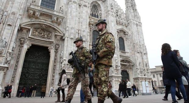 Militari davanti al Duomo di Milano