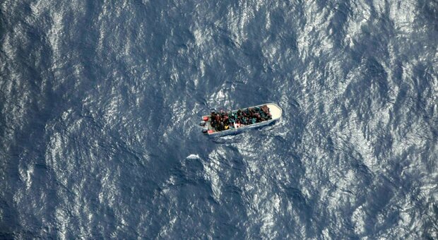 Migranti, naufragio in Tunisia: almeno 35 morti. La barca è affondata per le forti onde