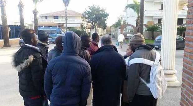 Giugliano, via i migranti dal centro accoglienza Di Francia, proprietari indagati: la struttura è abusiva