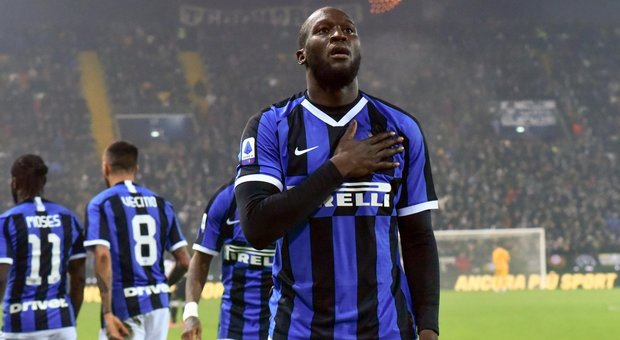 L'Inter resta in scia della Juve con la doppietta di Lukaku a Udine