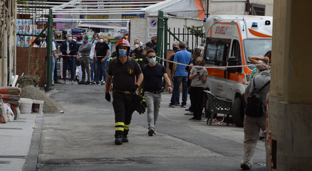 Napoli, crepe e lesioni nel palazzo a Fuorigrotta: venti famiglie sgomberate