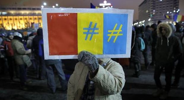 Romania, nuova proposta di amnistia: a migliaia tornano in piazza a protestare