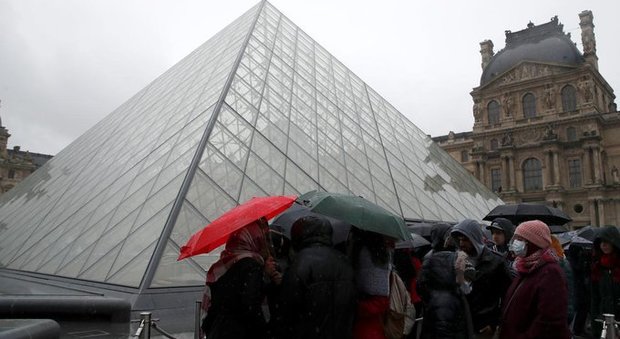 Coronavirus, il Louvre resta chiuso: turisti in fila da ore sotto la pioggia