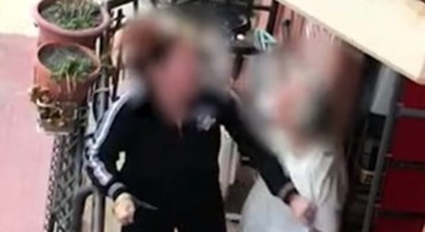 Una scena dal video sul balcone: la donna viene aggredita