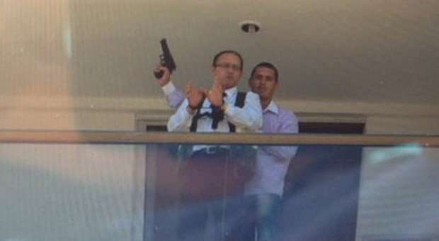 Brasile, armato di pistola e dinamite fa irruzione in un hotel: "Voglio l'estradizione di Cesare Battisti"