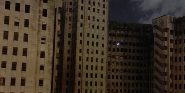 Mistero all'ospedale abbandonato di New Orleans: una "luce di Natale" si accende in una stanza