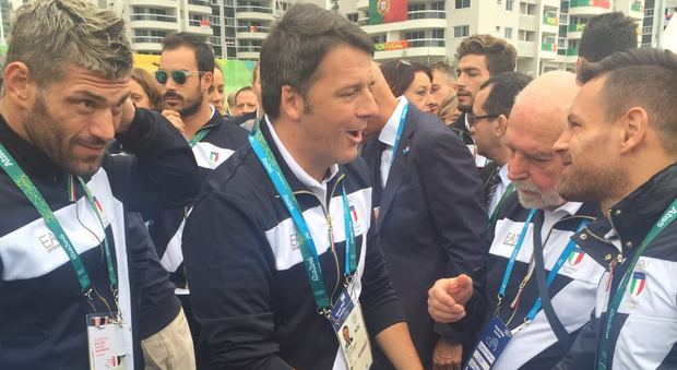 Rio2016, il Premier Renzi al Villaggio olimpico per la cerimonia dell'alzabandiera dell'Italia. «Roma 2024 è in pole position»