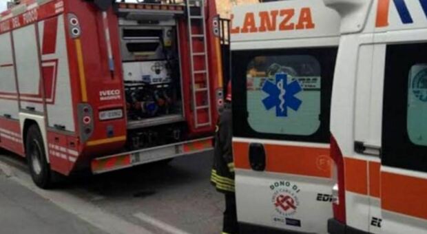 Incidente a Potenza Picena, auto con due anziani finisce fuori strada. Per recuperarli servono i vigili del fuoco